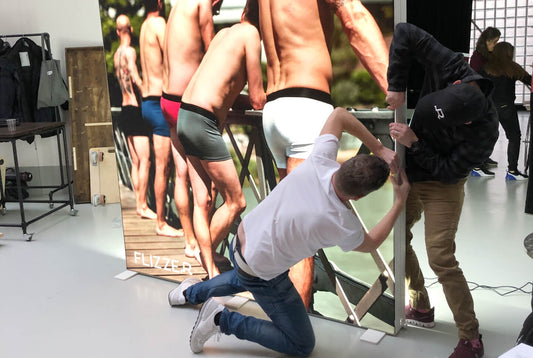 Flizzer macht sich schick für die TV-Aufnahmen. Wir haben nicht nur untenrum unsere Sonntags-Unterhosen angezogen, sondern uns auch beim Deko ins Zeug gelegt. Schau bei Höhle der Löwen Schweiz rein.